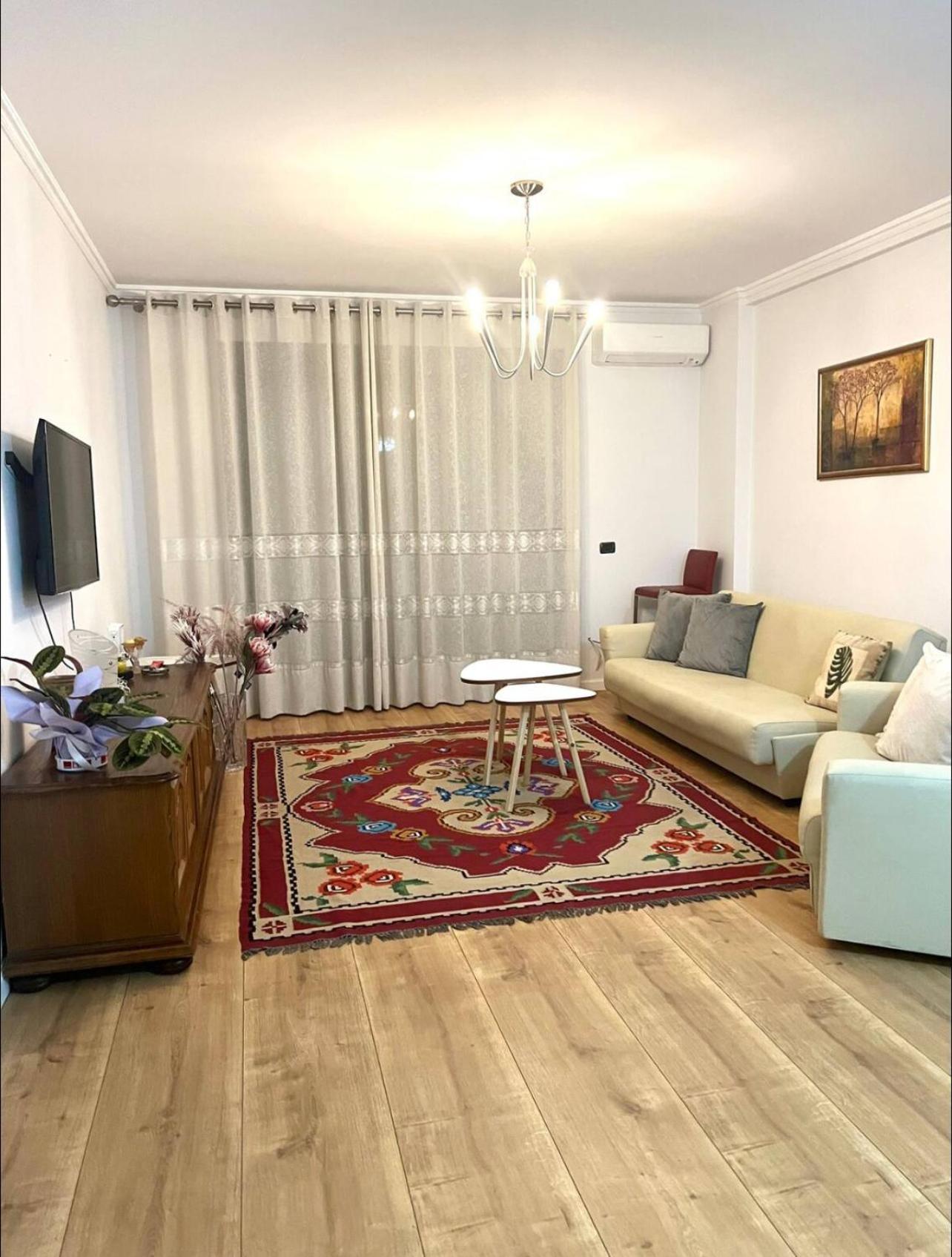 Mbyllur * Tirana